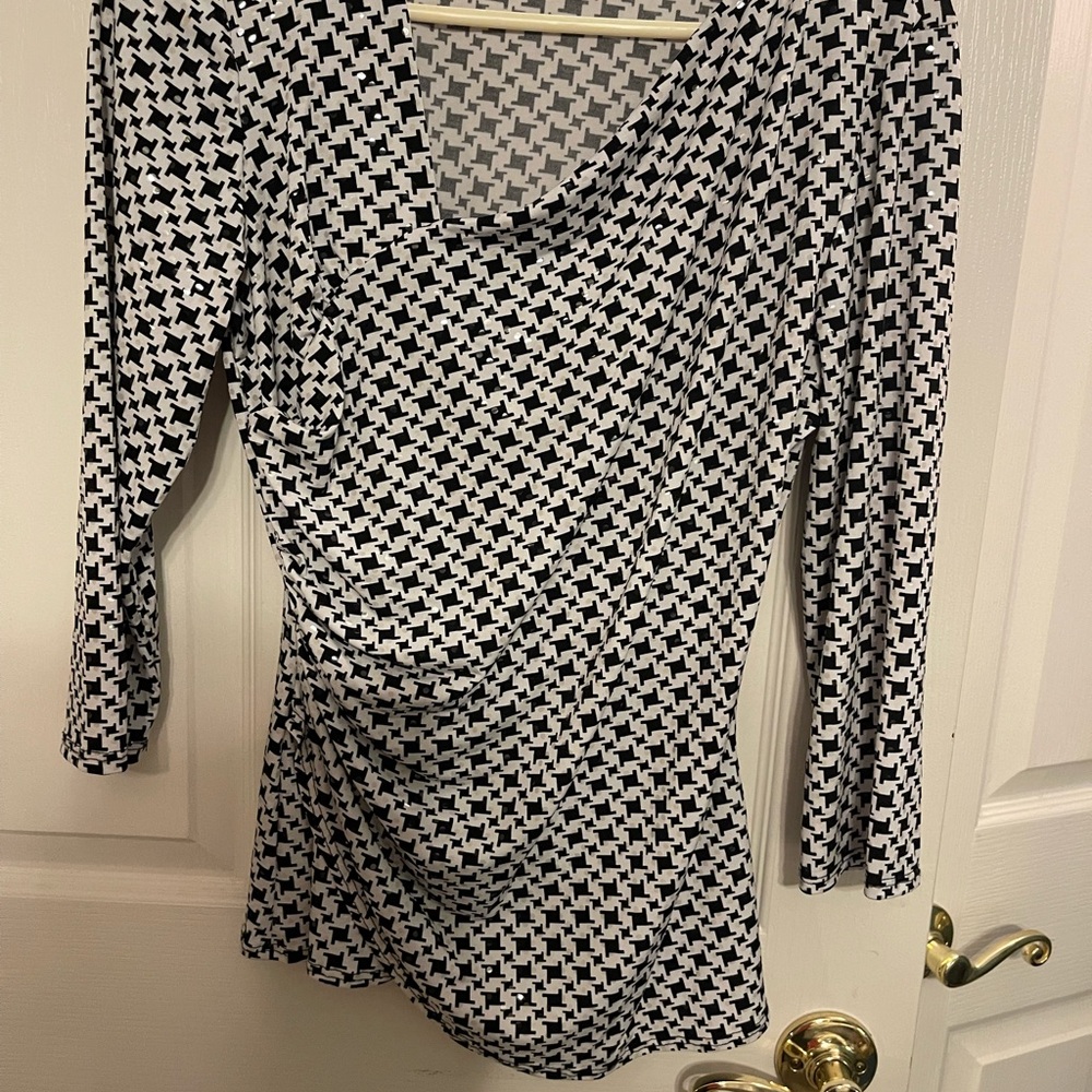 Chic Black and White Women's Blouse - Picture 6 of 8